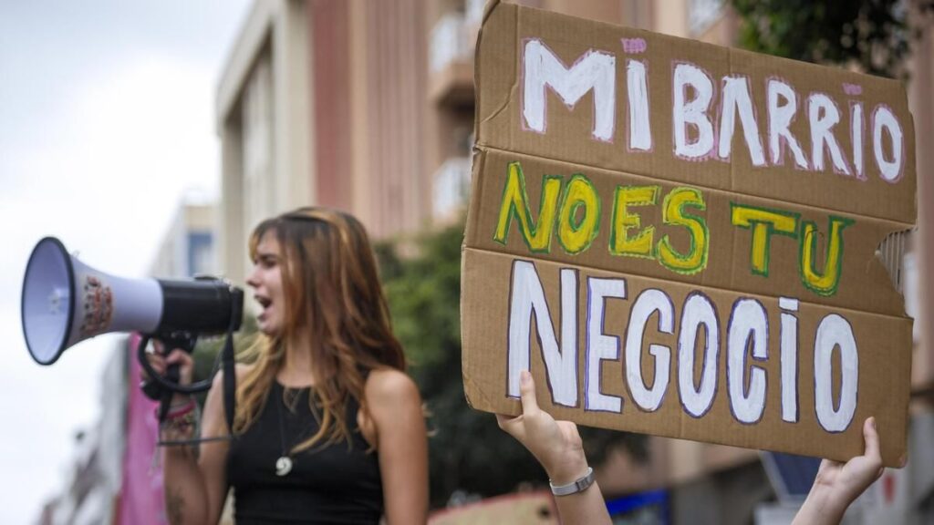 Derecho al Techo levanta la acampada en Las Palmas: «Nos vamos, pero la lucha no termina»