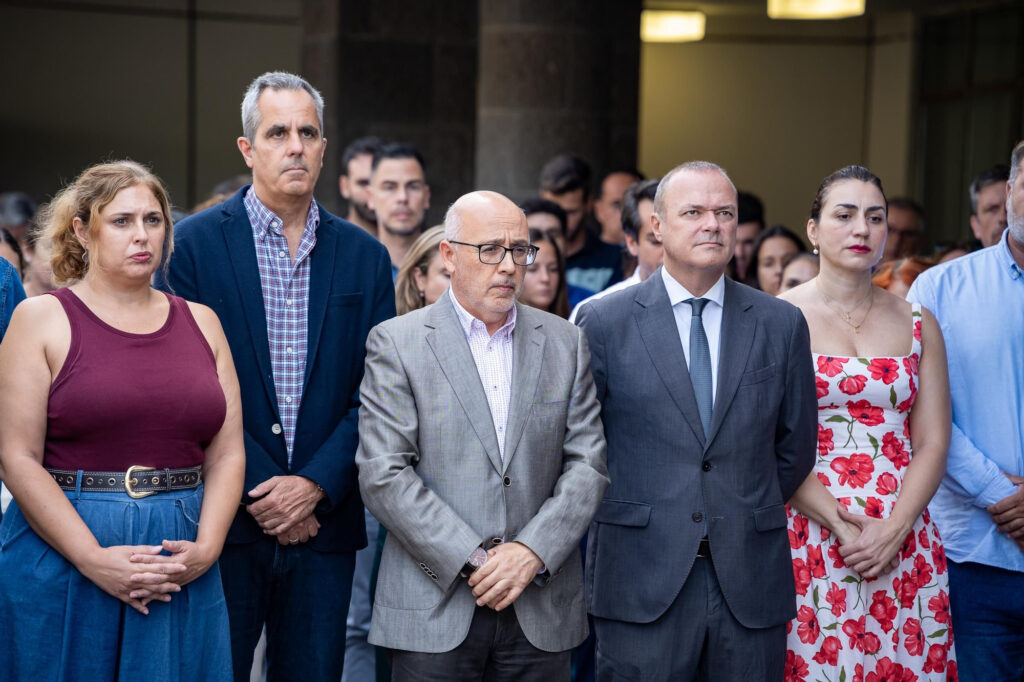 El presidente del Cabildo de Gran Canaria, Antonio Morales, junto con integrantes de la corporación insular, en el minuto de silencia de este miércoles. Cabildo de Gran Canaria
