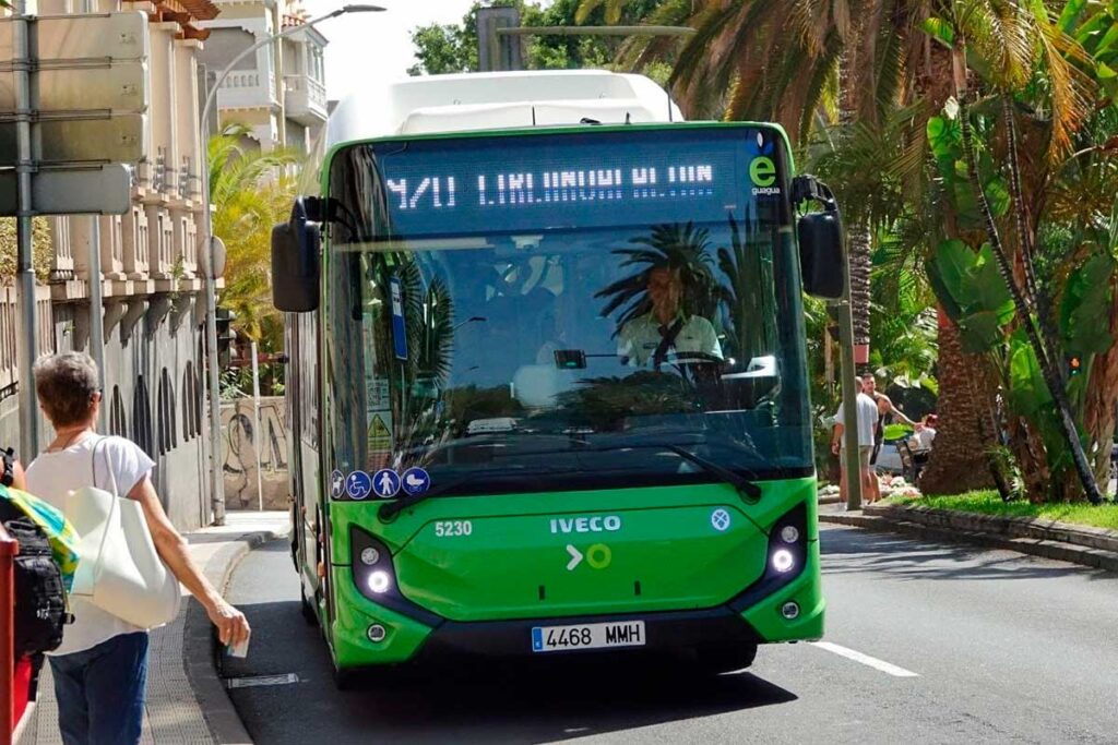 Titsa adelanta una hora las guaguas nocturnas: estas 12 líneas cambian en la madrugada del domingo