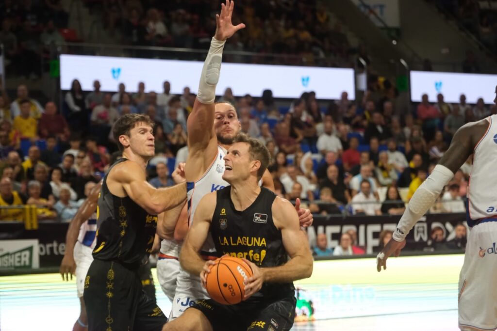 La Laguna Tenerife aplasta al Obradoiro con un 106-76 y muestra su mejor versión