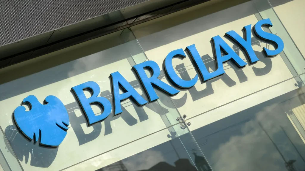 5.000 empleos en Barclays caerán por la IA: el banco británico recorta plantilla para ahorrar 1.300 millones