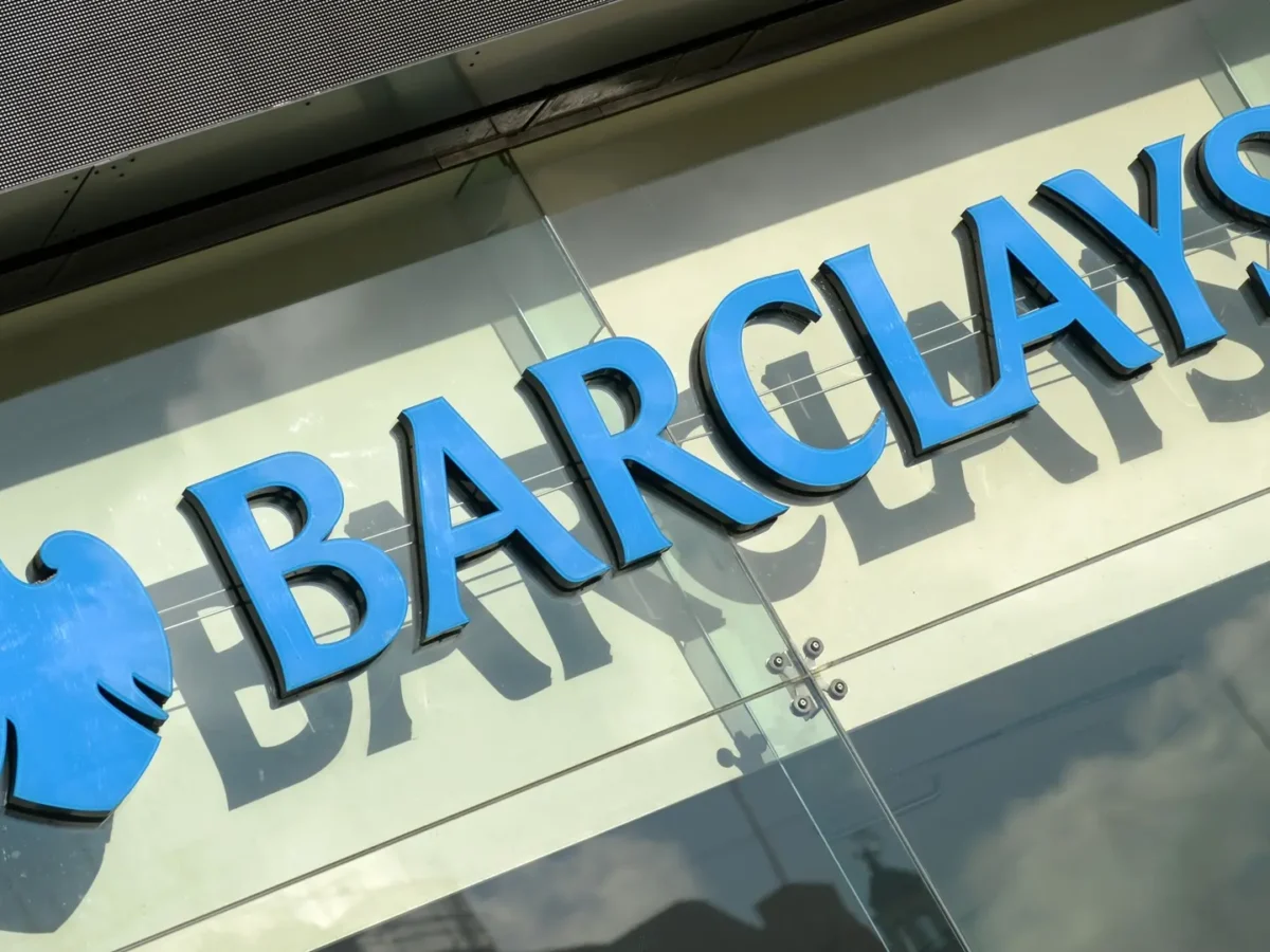 5.000 empleos en Barclays caerán por la IA: el banco británico recorta plantilla para ahorrar 1.300 millones