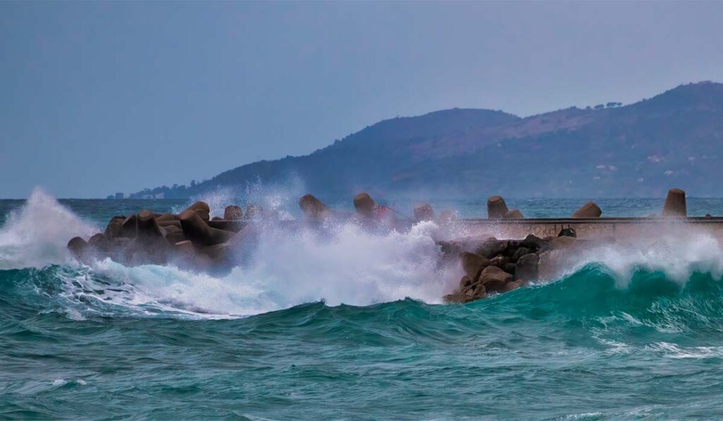 El Pacífico supera los 30 grados: la NOAA alerta de un El Niño histórico en 2027