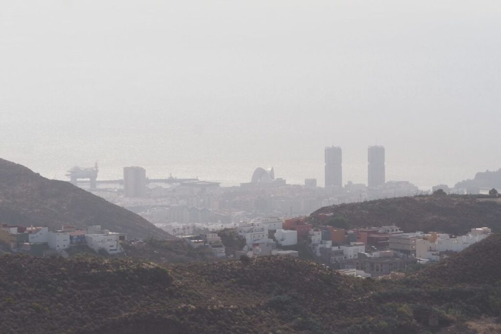 Sanidad alerta: cómo protegerte de la calima que llega a Canarias esta semana