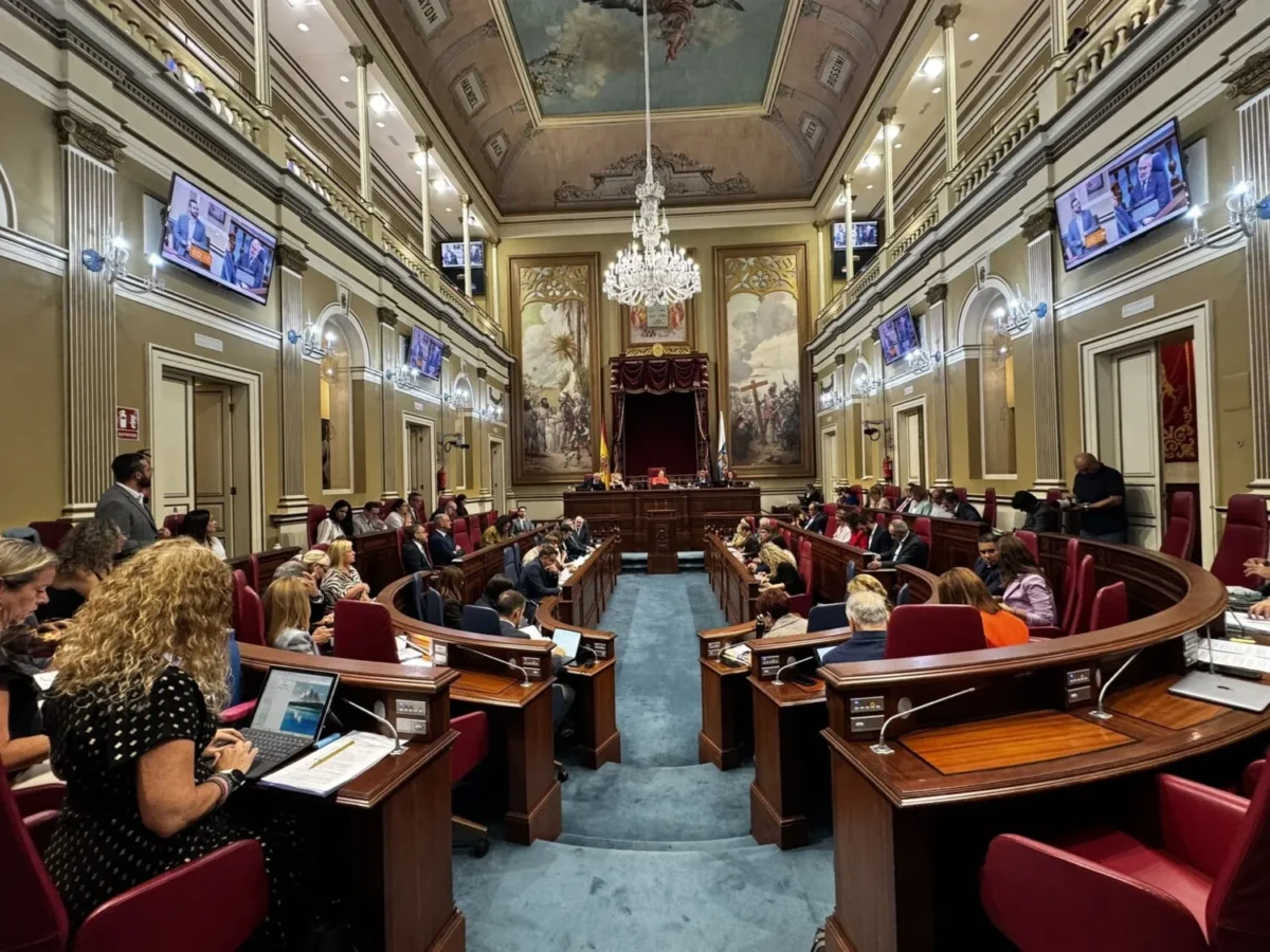 ¿Qué se decide hoy en el Parlamento de Canarias? Claves del pleno que afectan a tu bolsillo