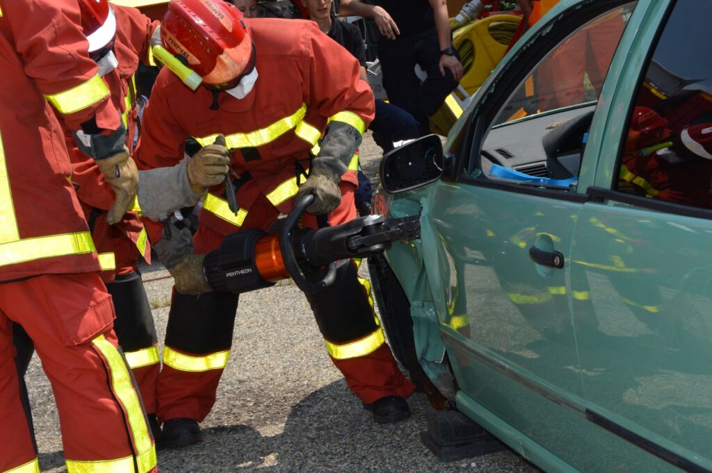 Camión volcado y vehículos colisionados en accidente tráfico TF-5 Chamberí con humo y servicios de emergencia