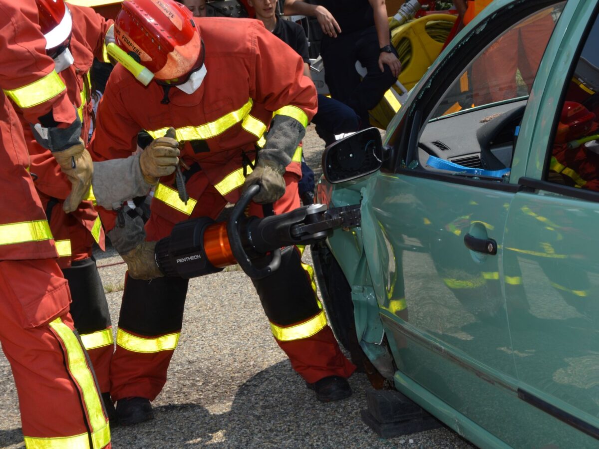 Camión volcado y vehículos colisionados en accidente tráfico TF-5 Chamberí con humo y servicios de emergencia
