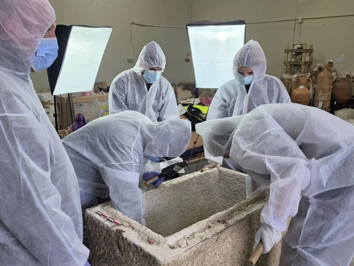 Un gallo de arcilla de hace 1.800 años aún suena en la tumba de un niño en Rumanía
