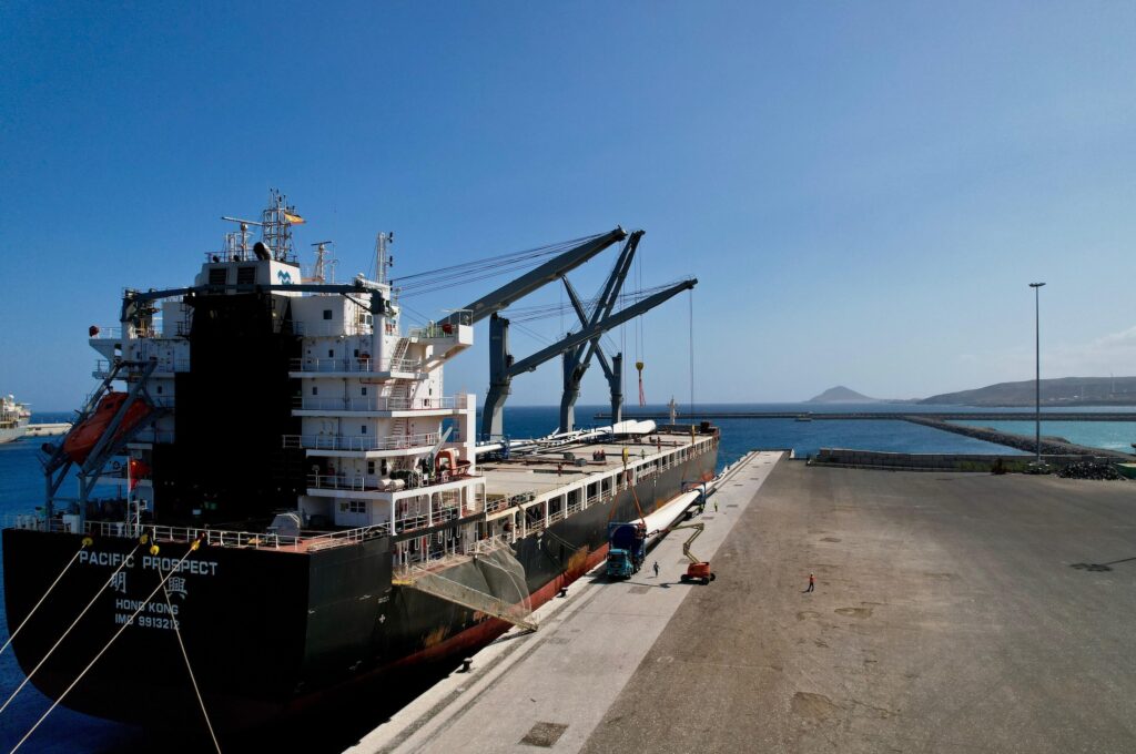 Cuatro constructoras compiten por el muelle de Granadilla: 49 millones y 543 metros en juego